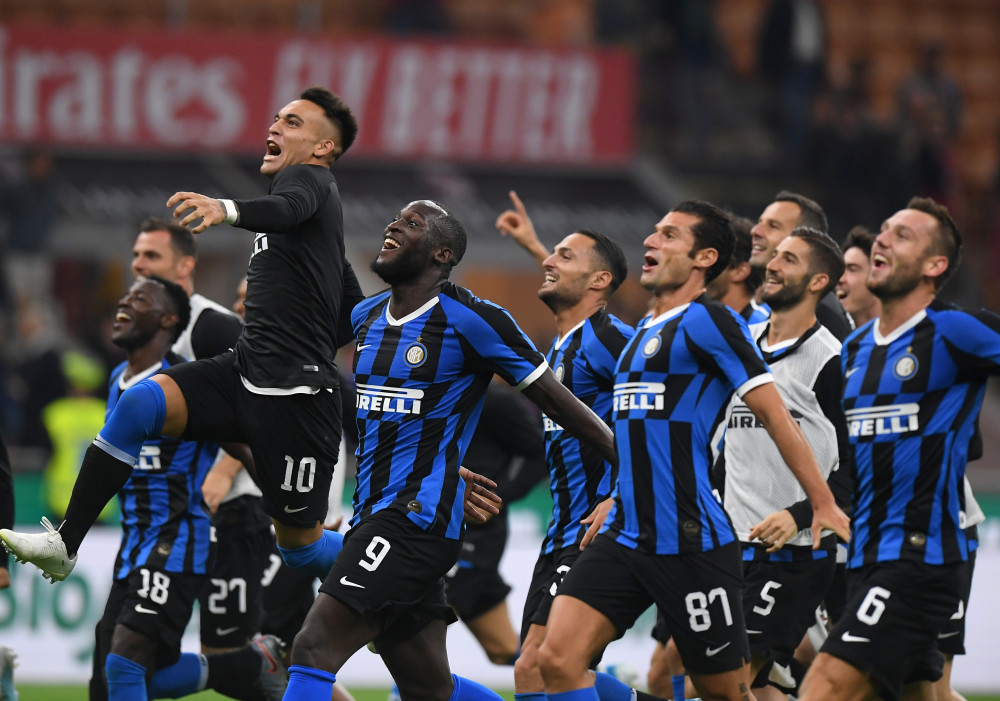 球员赛后把球衣送给癌症小球迷